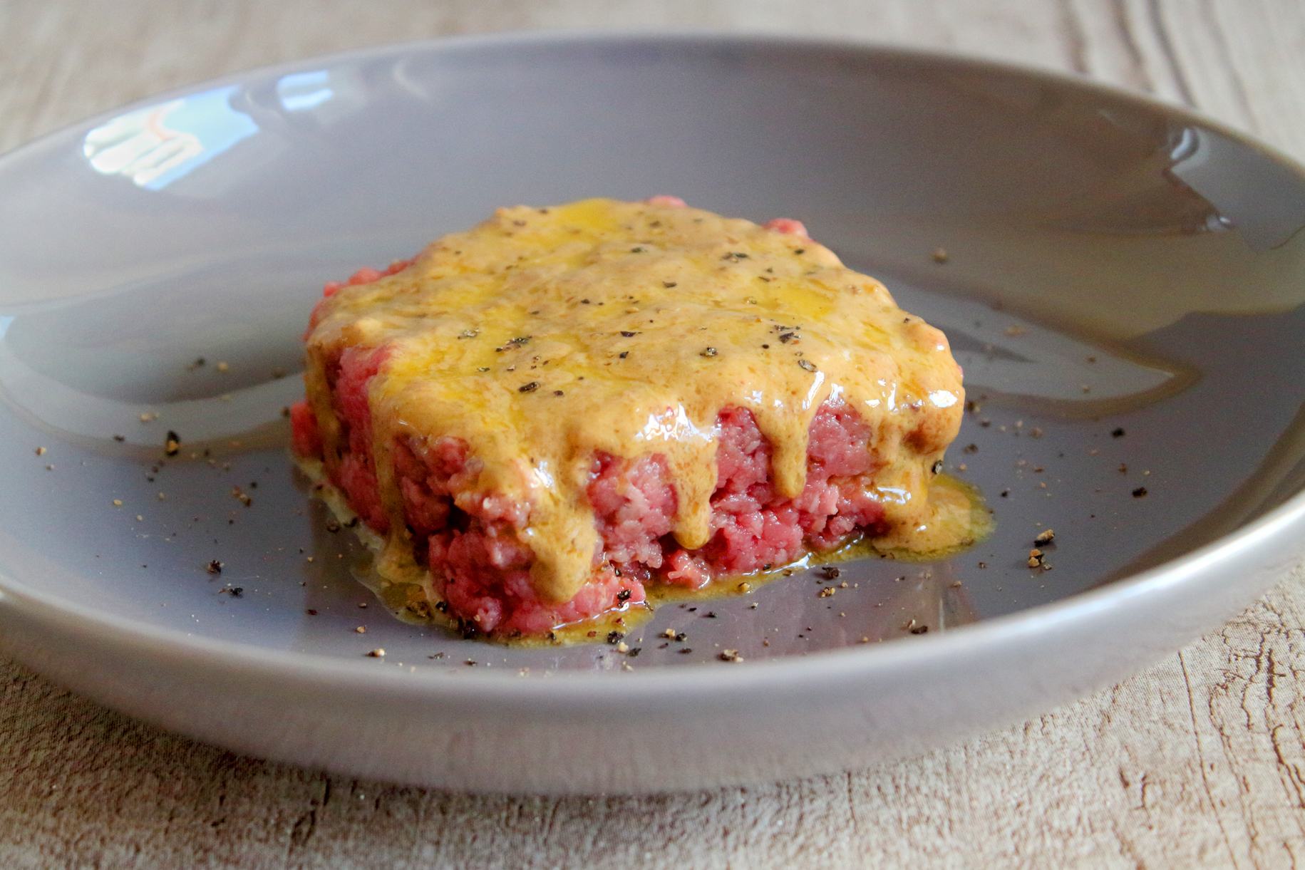 Battuta di Fassona con salsa di tuorli, acciughe, olive e senape