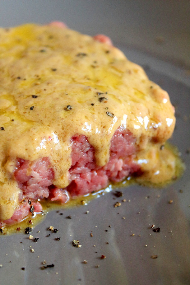 Battuta di Fassona con salsa di tuorli, acciughe, olive e senape