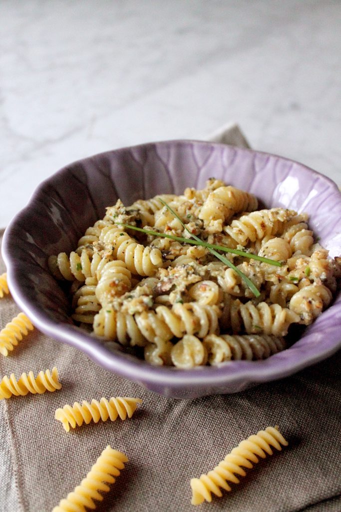 Fusilli con pesto di noci e semi di zucca