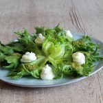 Insalata sfiziosa con formaggio di capra e salsa verde