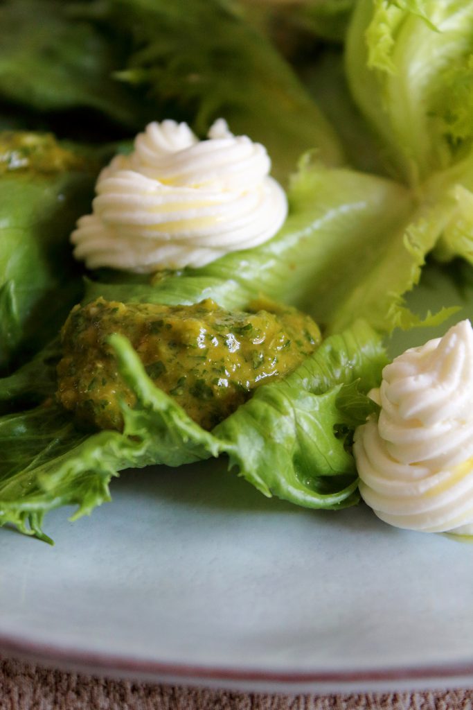 Insalata sfiziosa con formaggio di capra e salsa verde