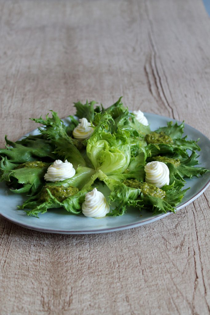 Insalata sfiziosa con formaggio di capra e salsa verde