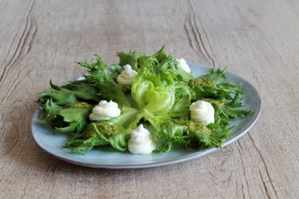 Insalata sfiziosa con formaggio di capra e salsa verde