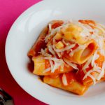 Pasta al sugo di pomodoro e melone con formaggio piccante