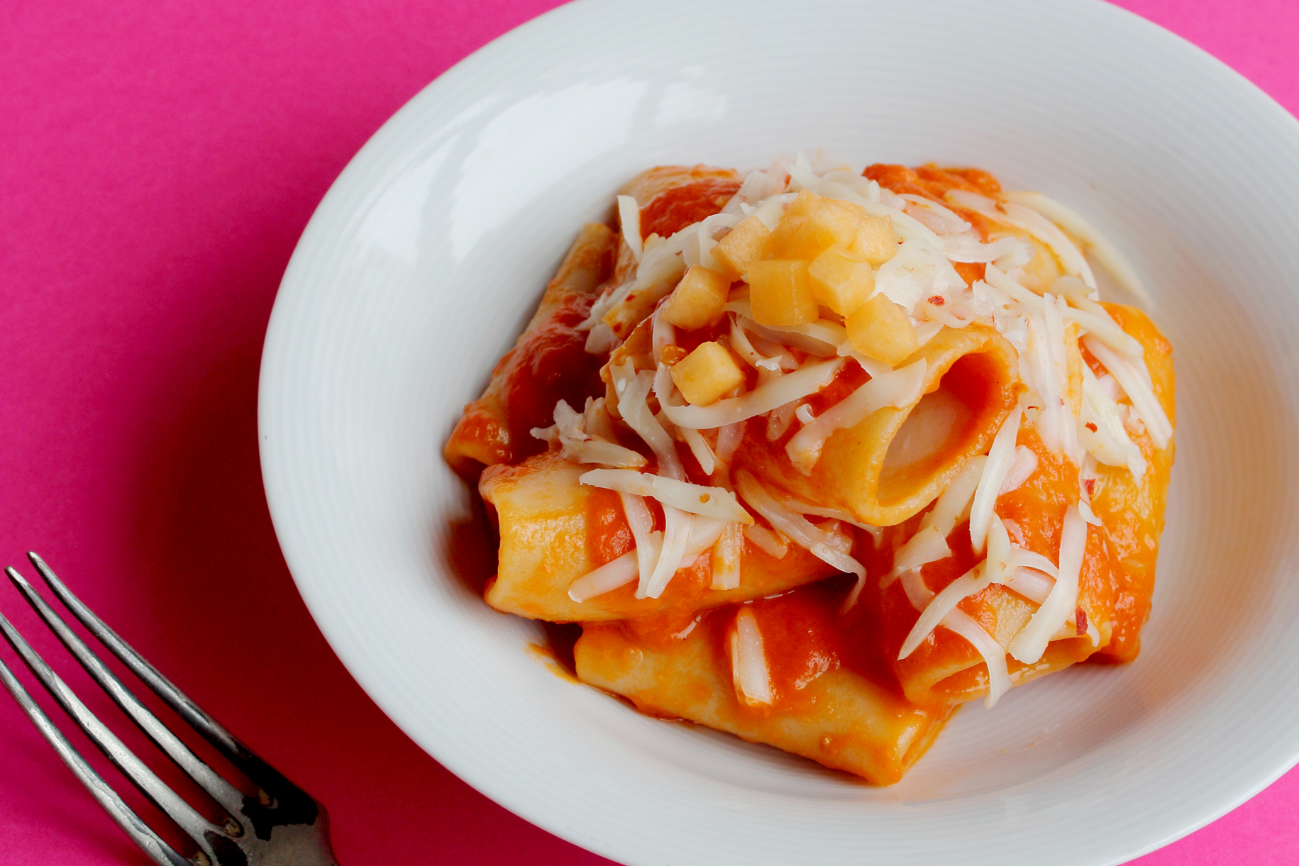 Pasta al sugo di pomodoro e melone con formaggio piccante