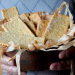 Crackers fatti in casa con Robiola di Roccaverano DOP