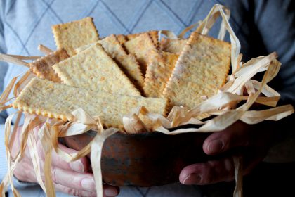 Crackers fatti in casa con Robiola di Roccaverano DOP