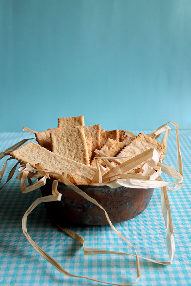 Crackers fatti in casa con Robiola di Roccaverano DOP