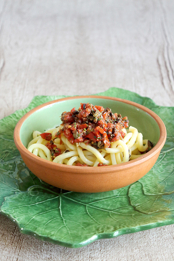 Pasta alla crudaiola in stile puttanesca