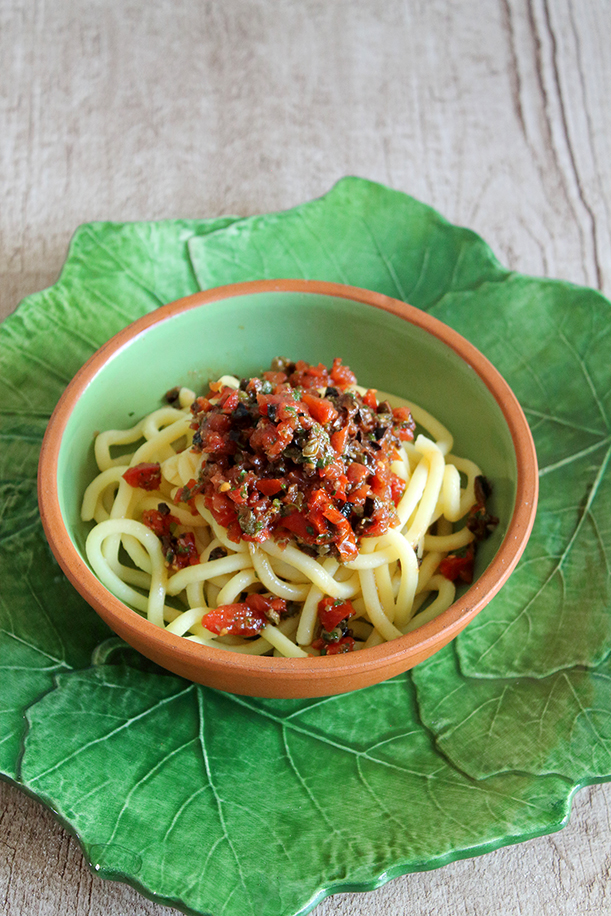 Pasta alla crudaiola in stile puttanesca