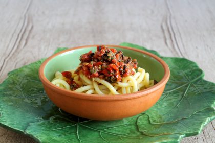 Pasta alla crudaiola in stile puttanesca