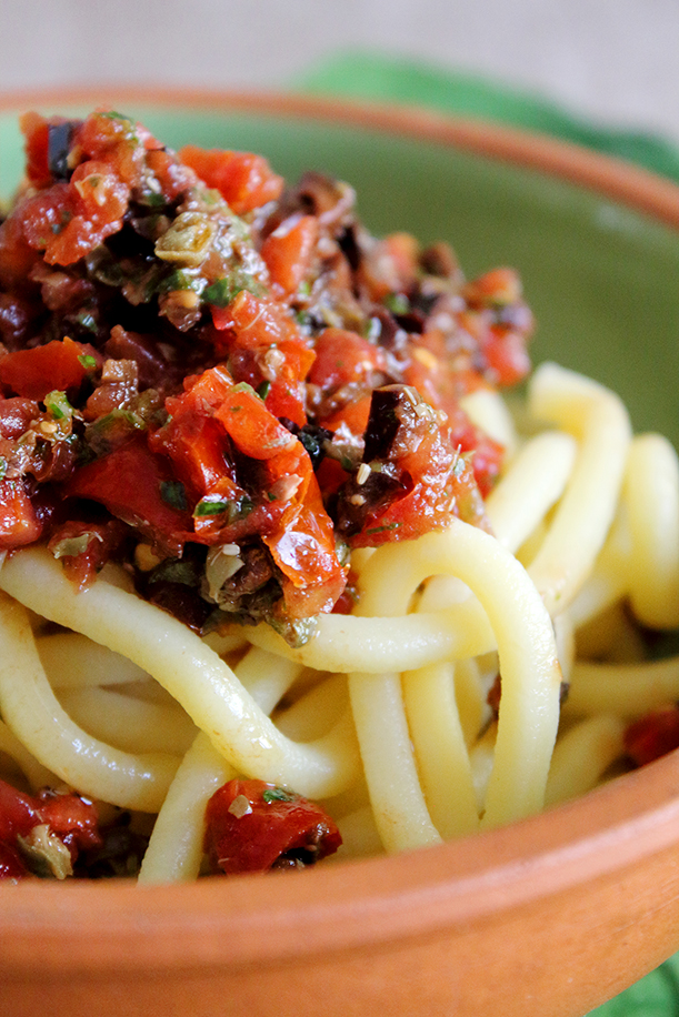 Pasta alla crudaiola in stile puttanesca