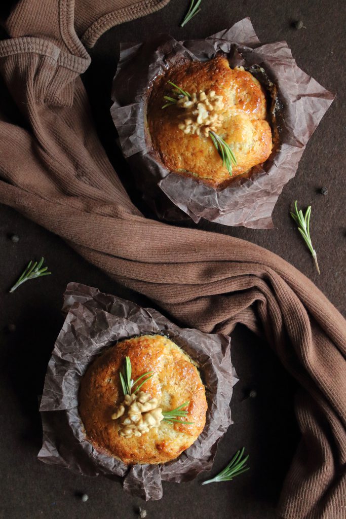 Muffin salati con Toma di Lanzo, Miele della Vallate Alpine della Provincia di Torino e noci - © Associazione dei Produttori del Paniere dei Prodotti Tipici della provincia di Torino