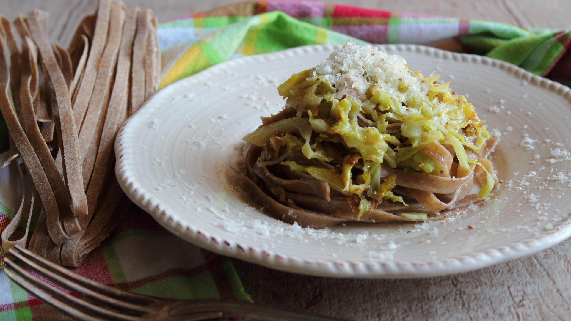 Tagliatelle di avena con cavolo cappuccio e Pecorino Romano DOP