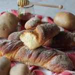 Pane alle patate con miele di castagno