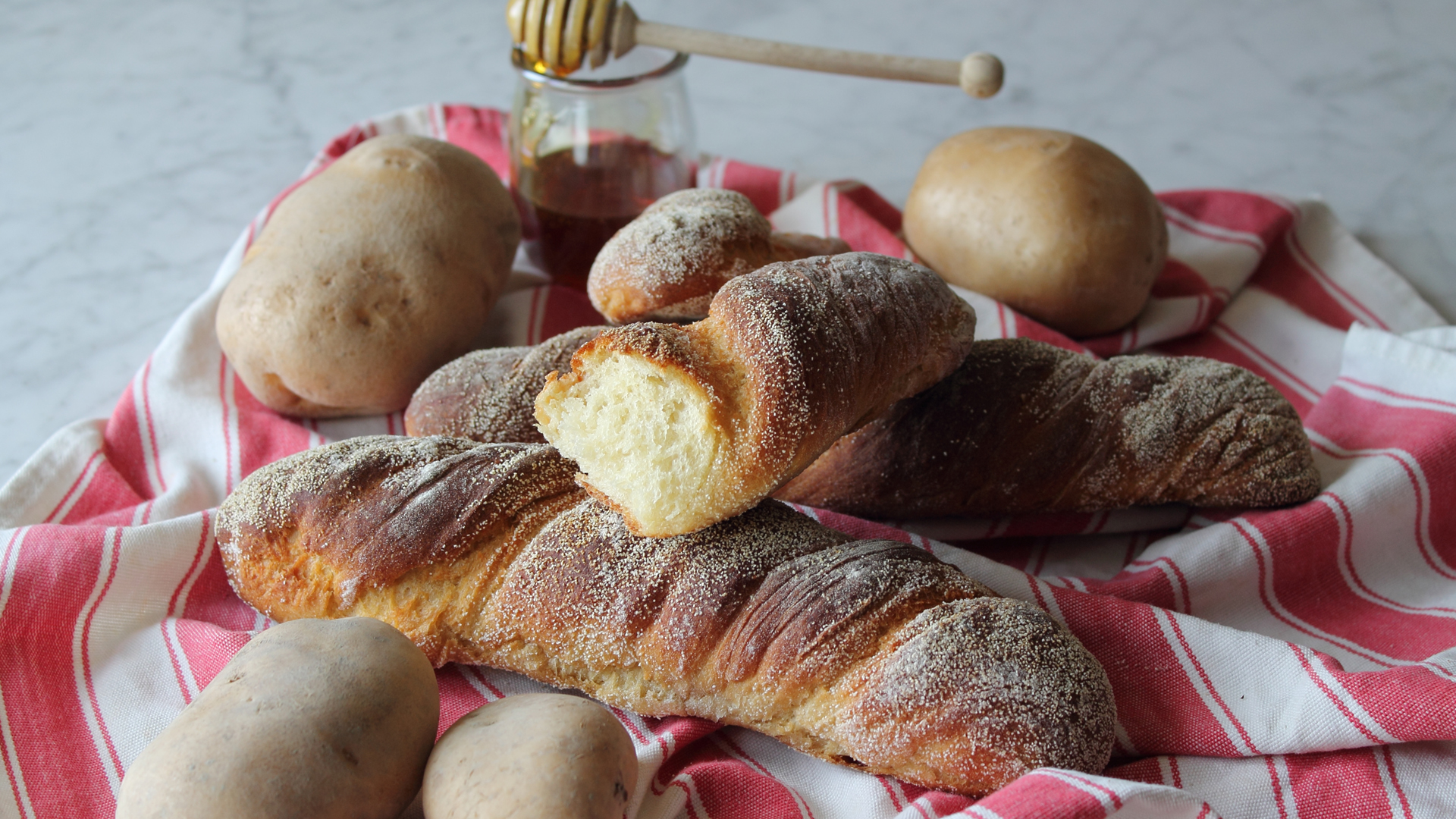 Pane alle patate con miele di castagno