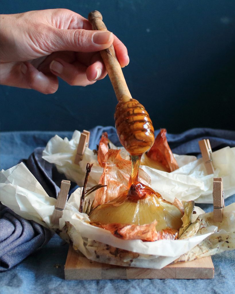 Biscotti salati rustici ai mais piemontesi impilati su tessuti a righe – food photography di Paola Uberti.