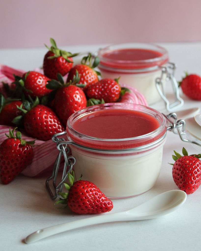 Panna cotta alle fragole creata con formaggio Roccaverano DOP, contenuta in barattoli di vetro; ricetta di Paola Uberti, creativa digitale food.