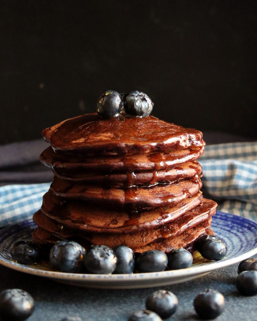 Pancakes al cacao con mirtilli freschi e sciroppo – food photography di Paola Uberti per Vignoli Italian Food Anthology.