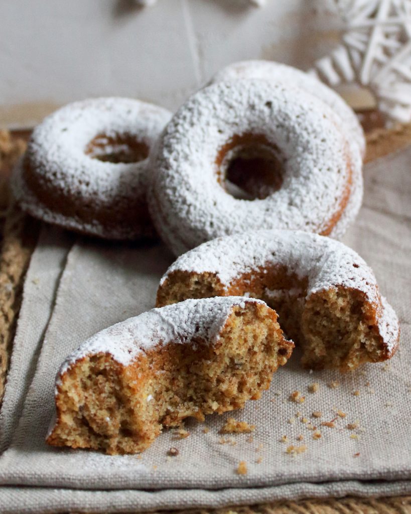 Ciambelle soffici preparate con Farina Adelaide di CerealCeretto, una tagliata a metà che mostra l’interno – food photography di Paola Uberti.