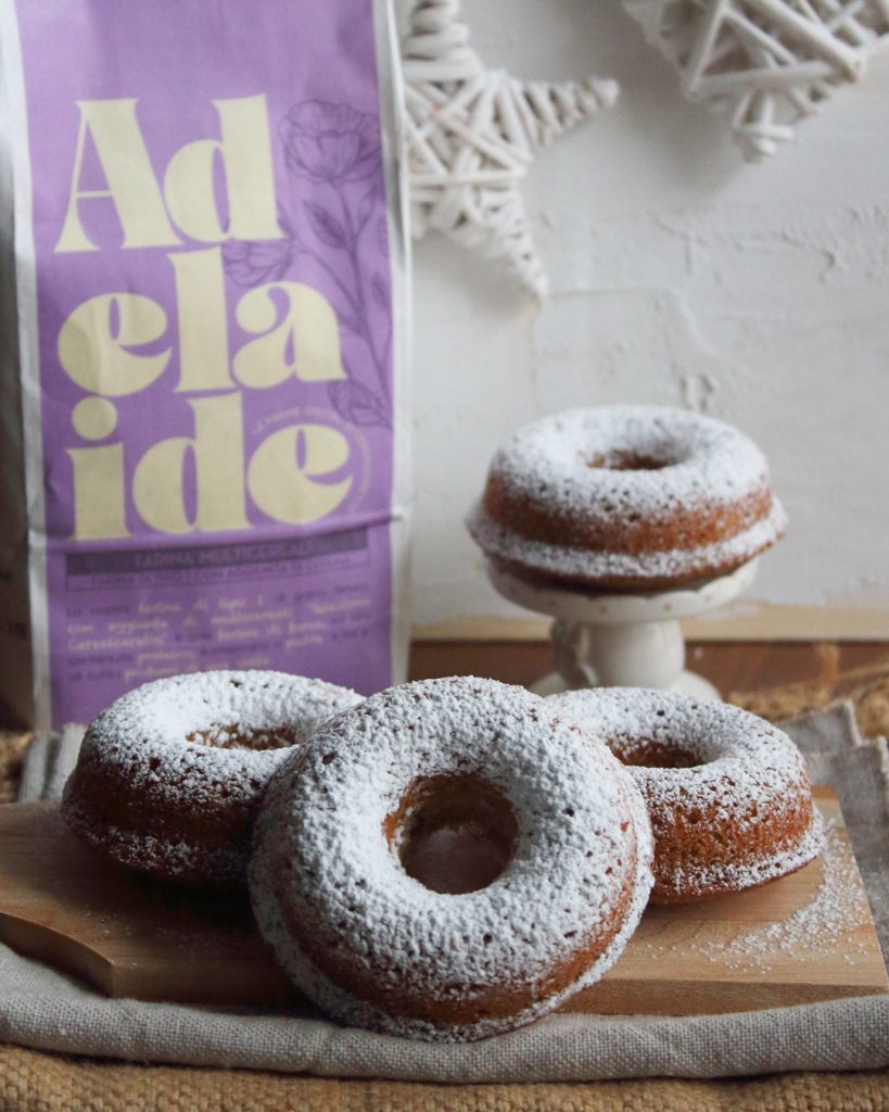 Ciambelle soffici con zucchero a velo preparate con Farina Adelaide di CerealCeretto – food photography di Paola Uberti.