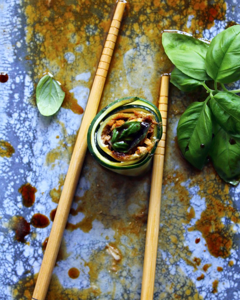 Roll di zucchina con basilico su piatto decorato e condimento balsamico Vignoli – food photography di Paola Uberti.