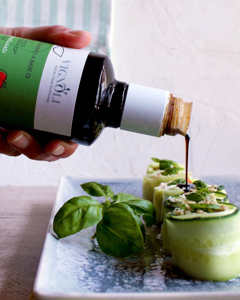 Condimento balsamico Vignoli versato su rolls di zucchina con basilico – food photography di Paola Uberti.