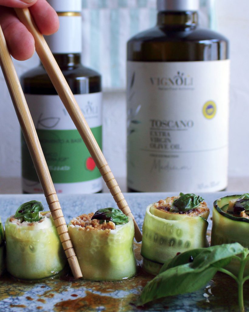 Rolls di zucchina con basilico e crumble conditi con olio evo Vignoli– food photography di Paola Uberti.